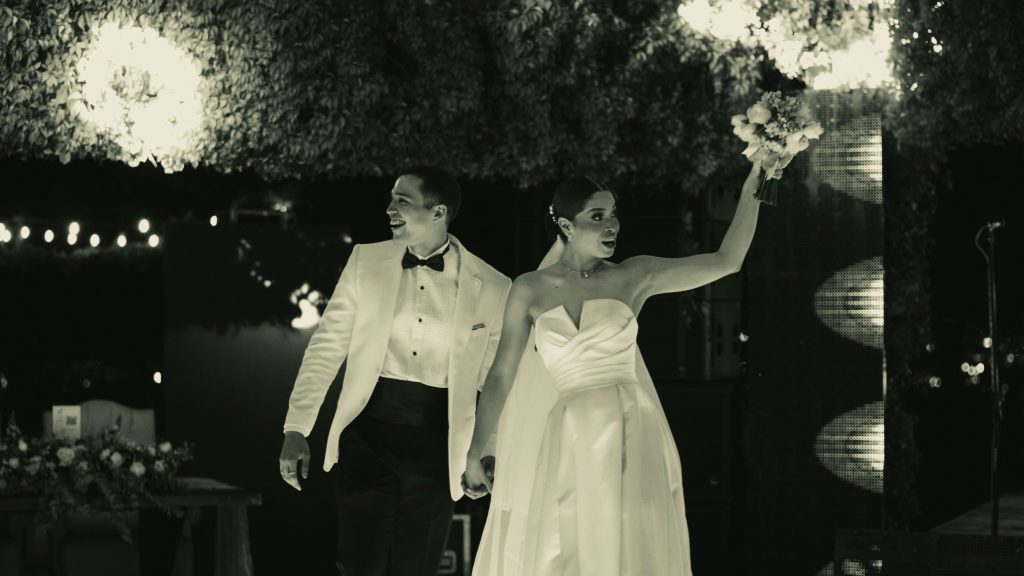 Primer mračne i neprirodne obrade fotografije venčanja kao suprotnost true-to-color stilu